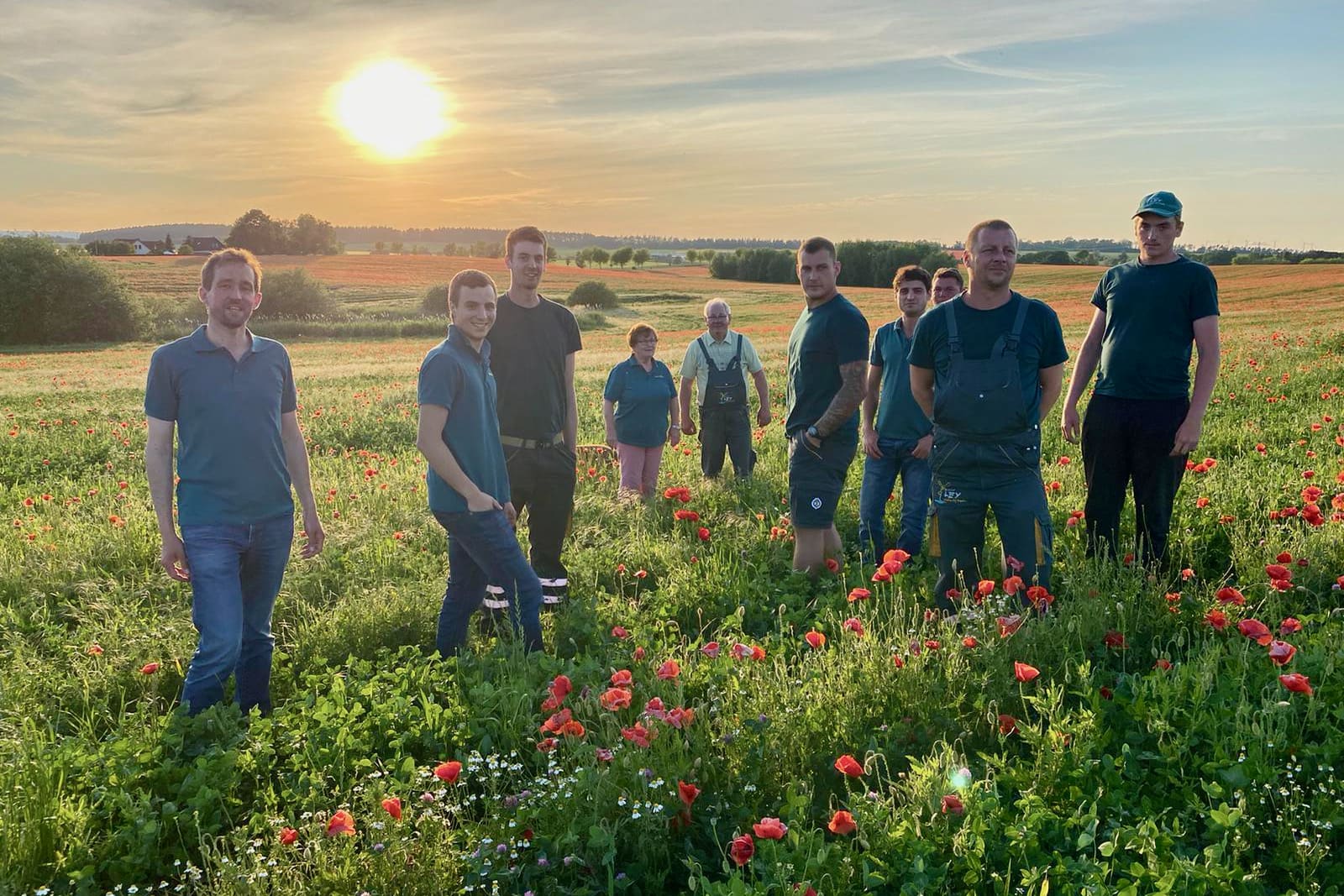 Benedikt mit Team auf dem Feld