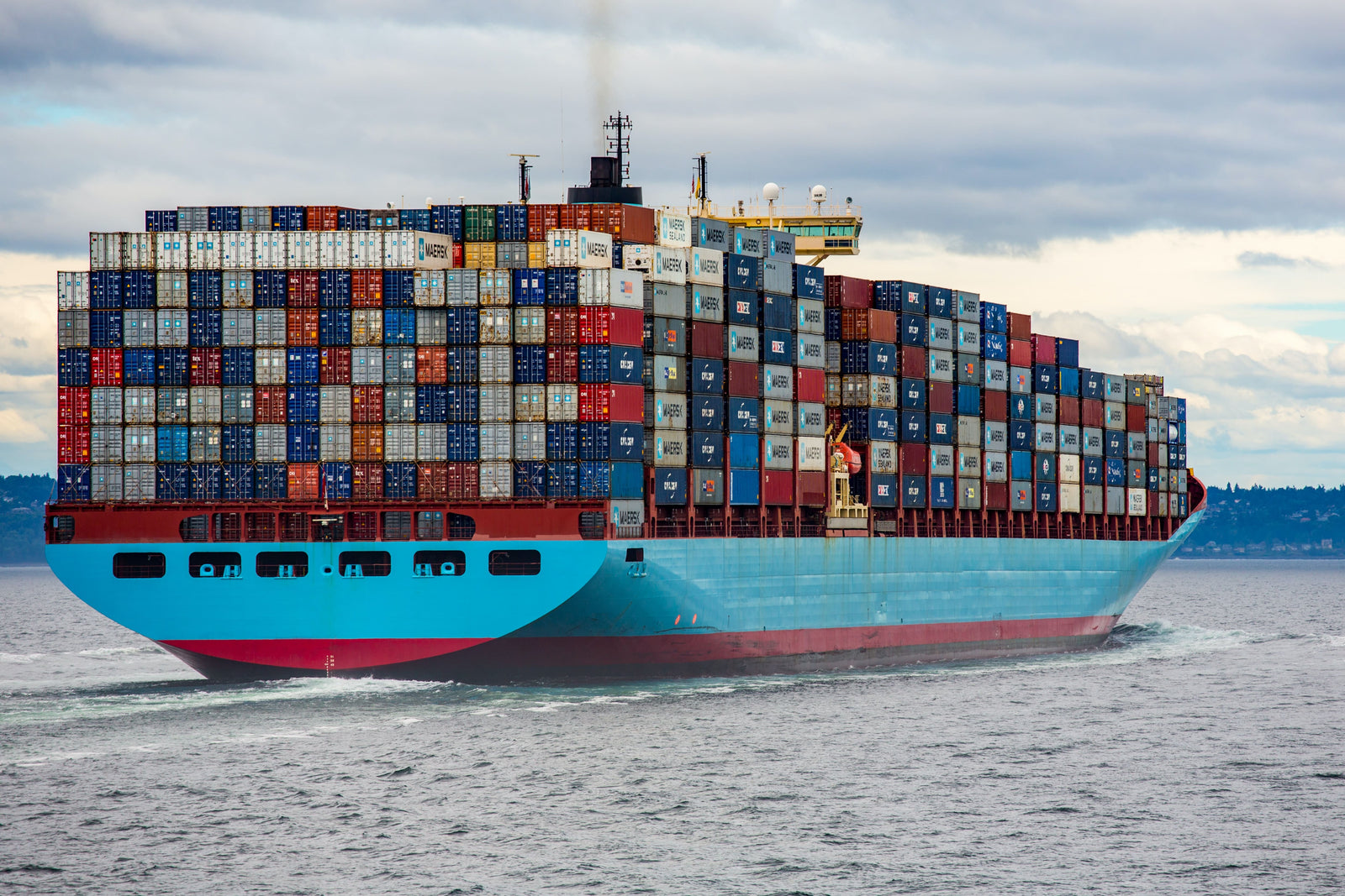 Container Schiff auf dem Meer