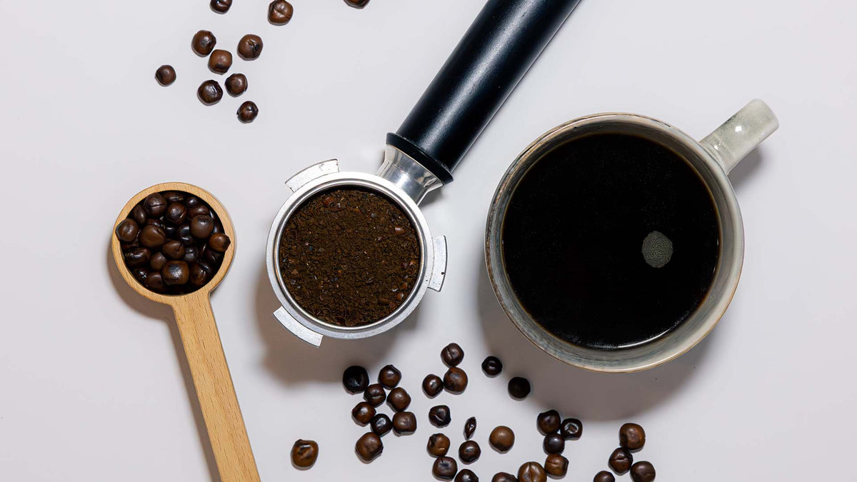 3 Zustände unseres Lupinenkaffee, ganze Bohne, gemahlen und als Kaffee zubereitet